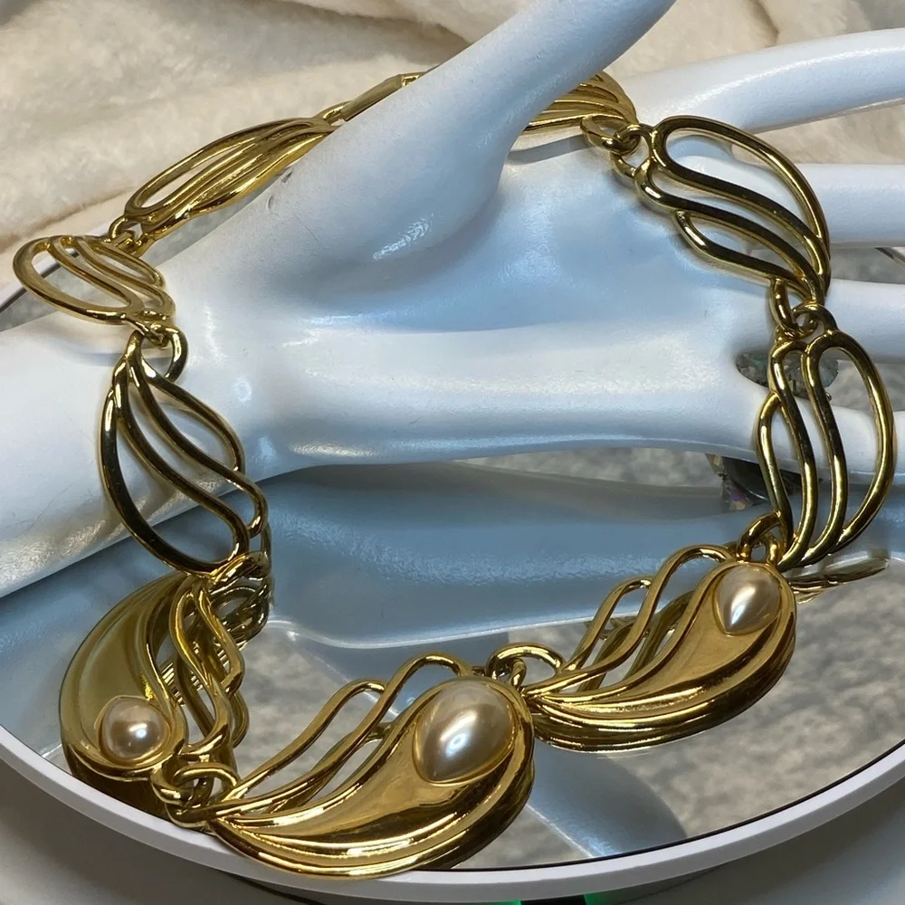 Gold Napier Stylized Pasiley Teardrop Pearl 'Pearl Bouquet' Statement Necklace - Picture 8 of 8